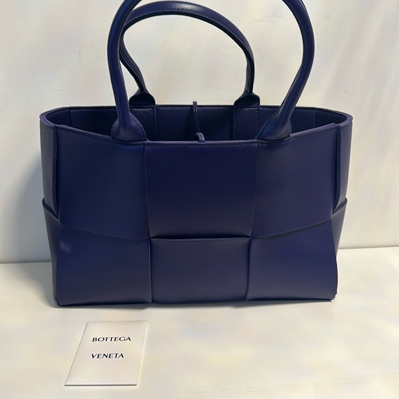 Bottega Veneta Handbags - Bottega Veneta Medium Arco tote- perfect condition